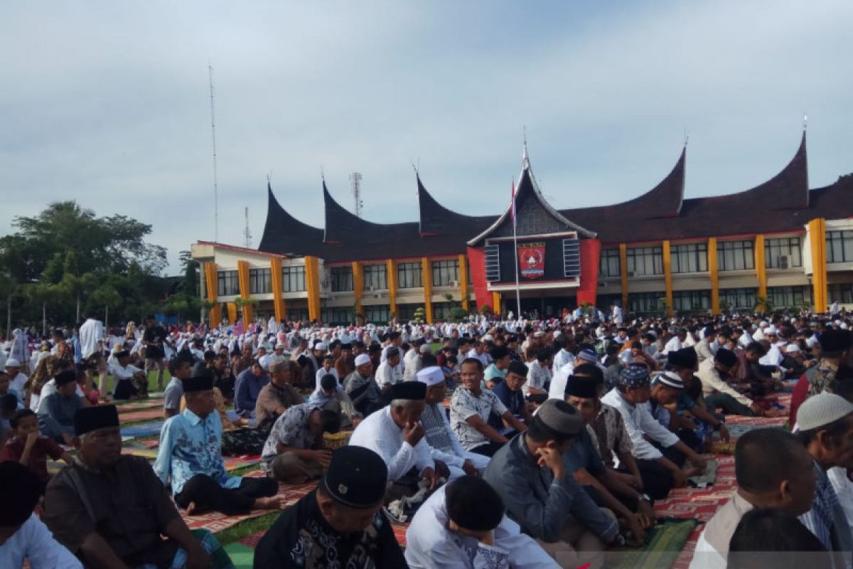 Ribuan jamaah ikuti shalat Id di halaman kantor Bupati Agam