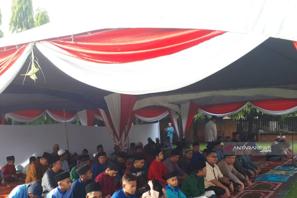 KRI Tawau Malaysia sholat Idul Fitri bersama WNI