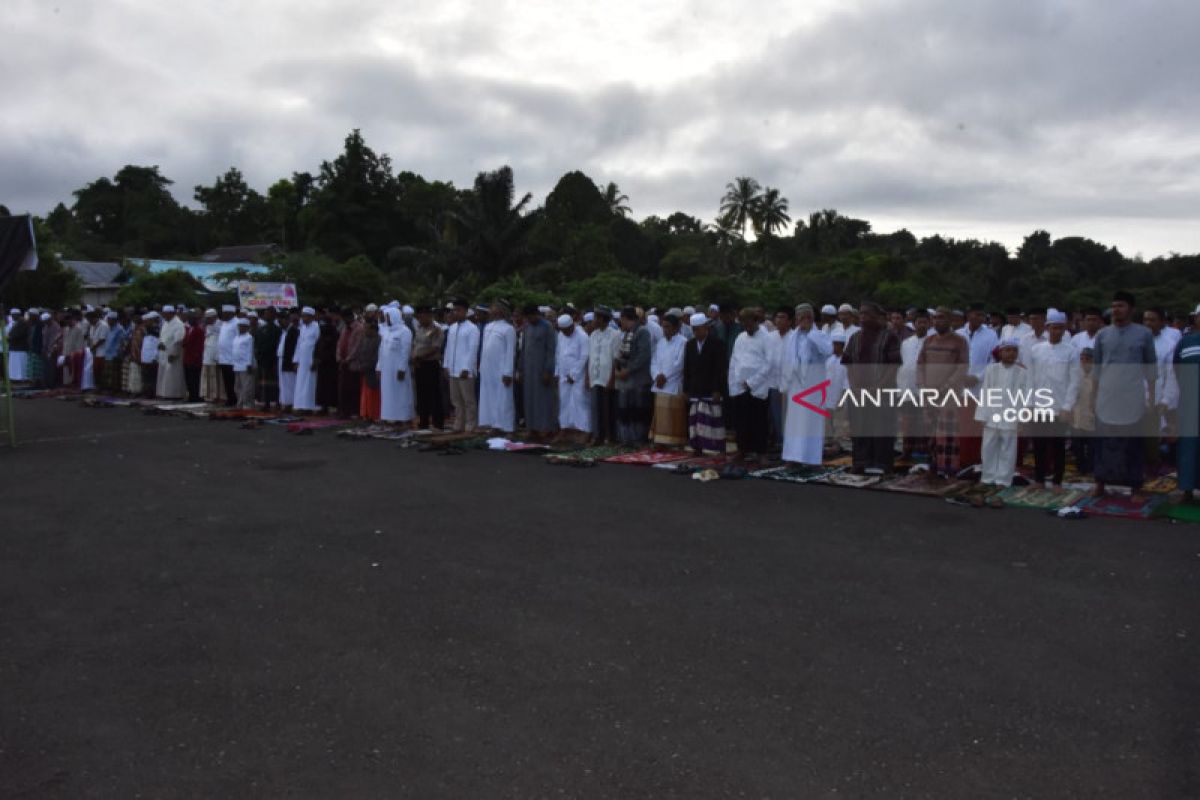 Ribuan umat Islam Sorong Selatan Shalat Ied di Bandara Teminabuan