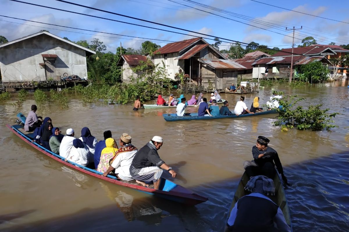 Warga lintasi banjir Sungai Kapuas demi laksanakan Shalat Ied