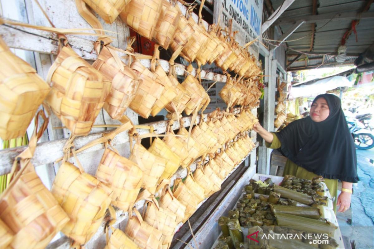 Omzet pedagang ketupat meningkat di hari Lebaran