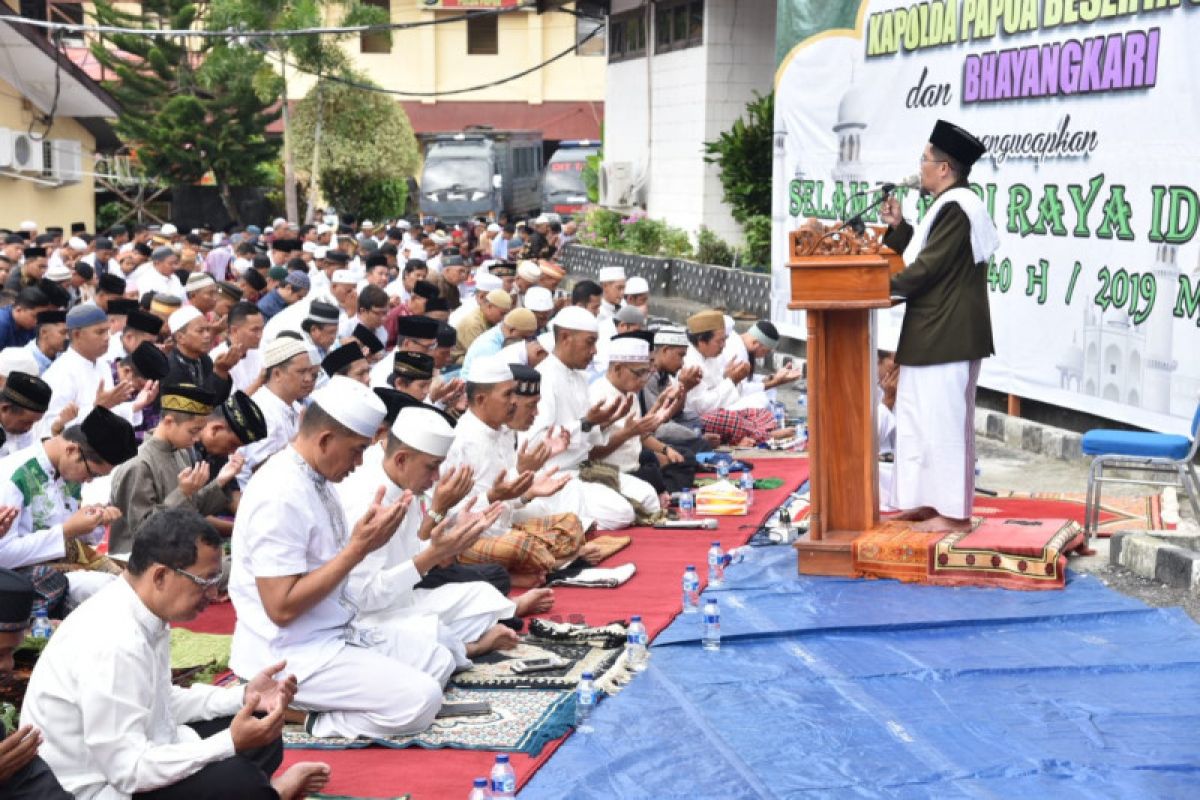 Ribuan warga Jayapura shalat Id di Mapolda Papua