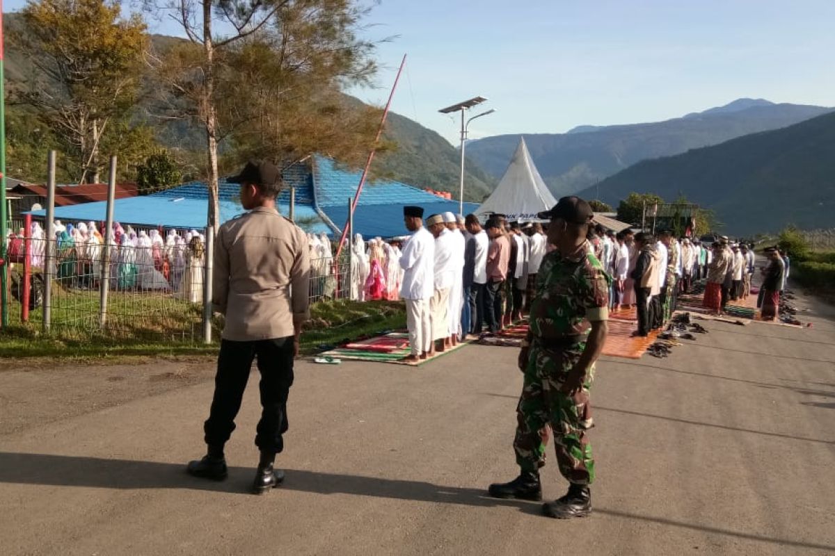 Masyarakat di  perbatasan dan Satgas Pamtas RI-PNG sholat Ied bersama