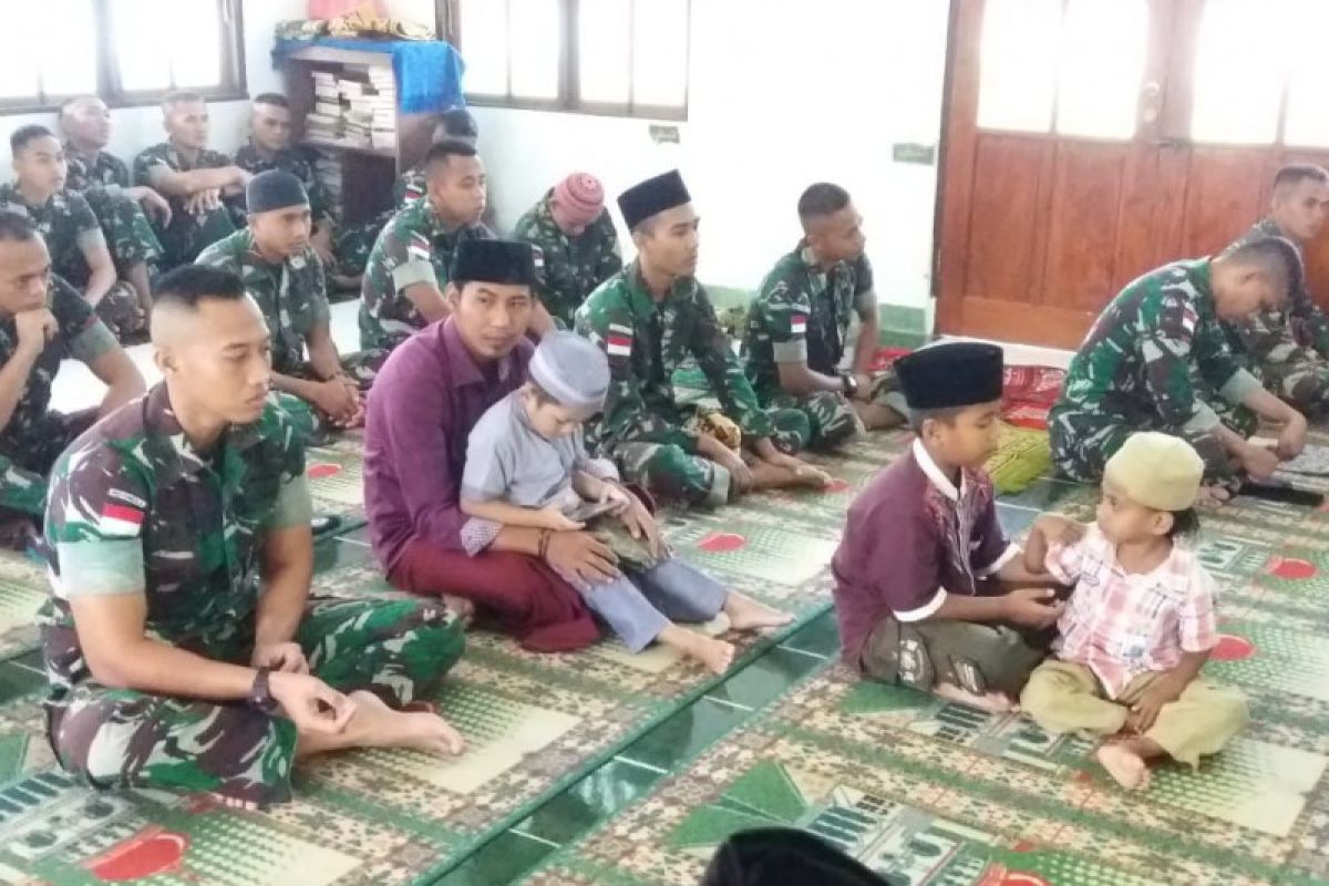 Yonif 725/WRG shalat Id bersama warga perbatasan