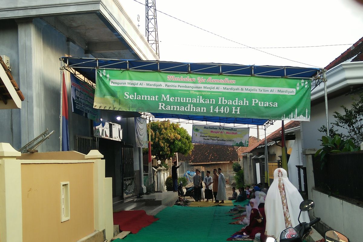 Warga berbondong menuju lokasi shalat Idul Fitri