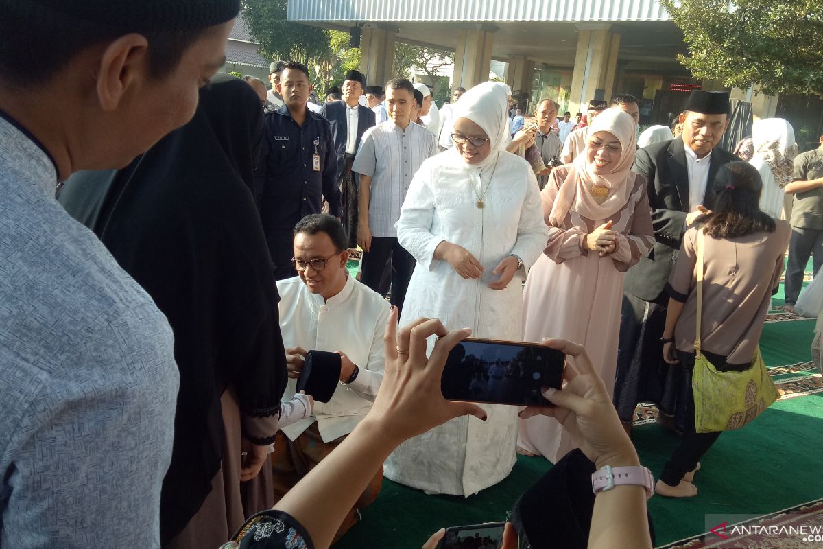 Gubernur Anies bagi uang kepada anak - anak usai shalat Id