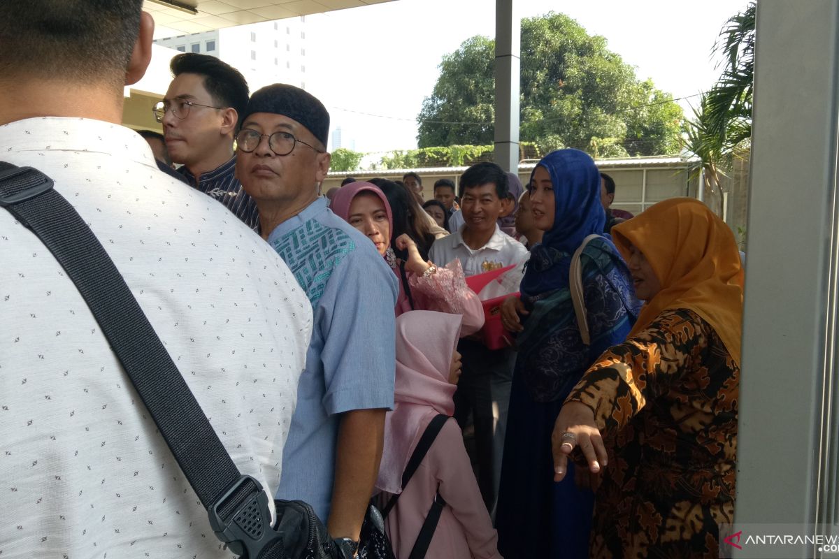 Hari pertama Lebaran, kunjungan ke rutan KPK terpantau ramai