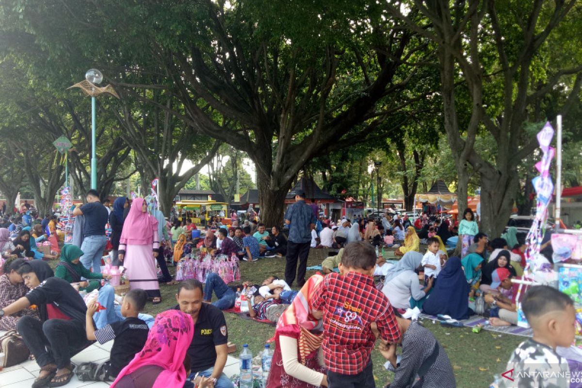 Hari pertama Lebaran, pengunjung piknik di TMII