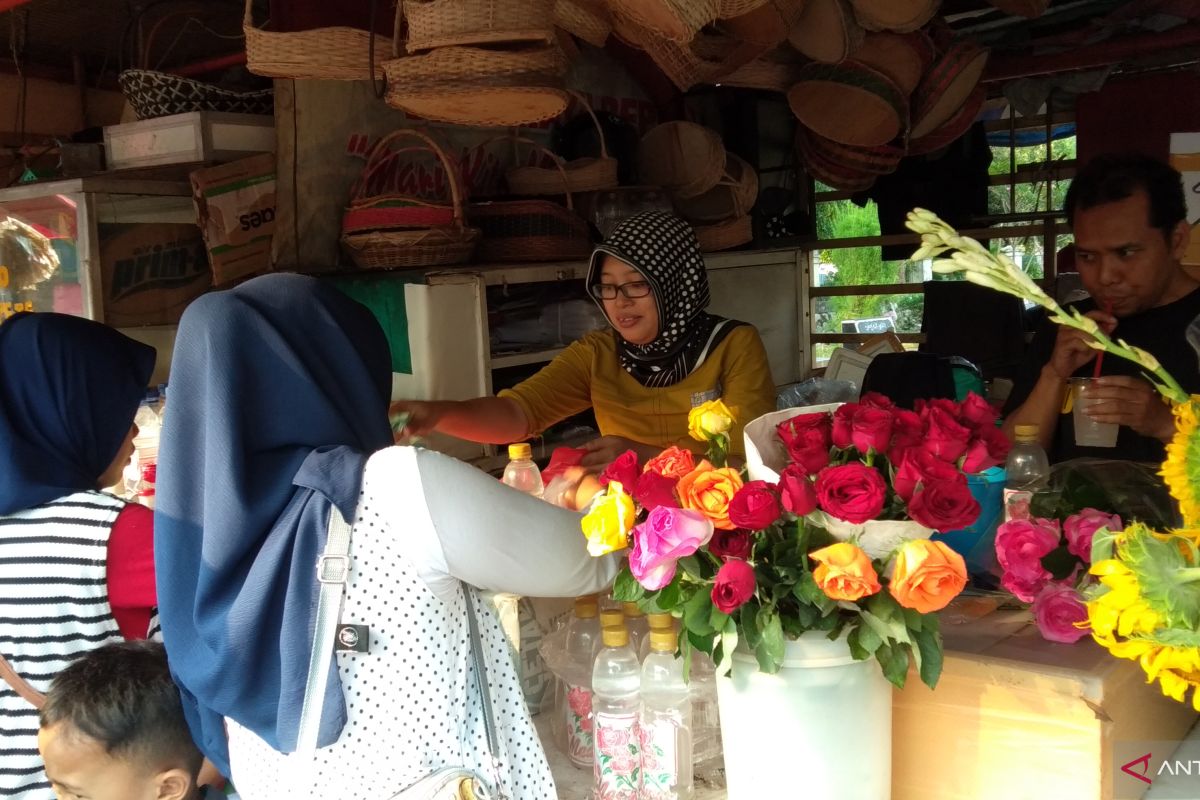 Pedagang bunga di TPU Palembang panen saat Lebaran