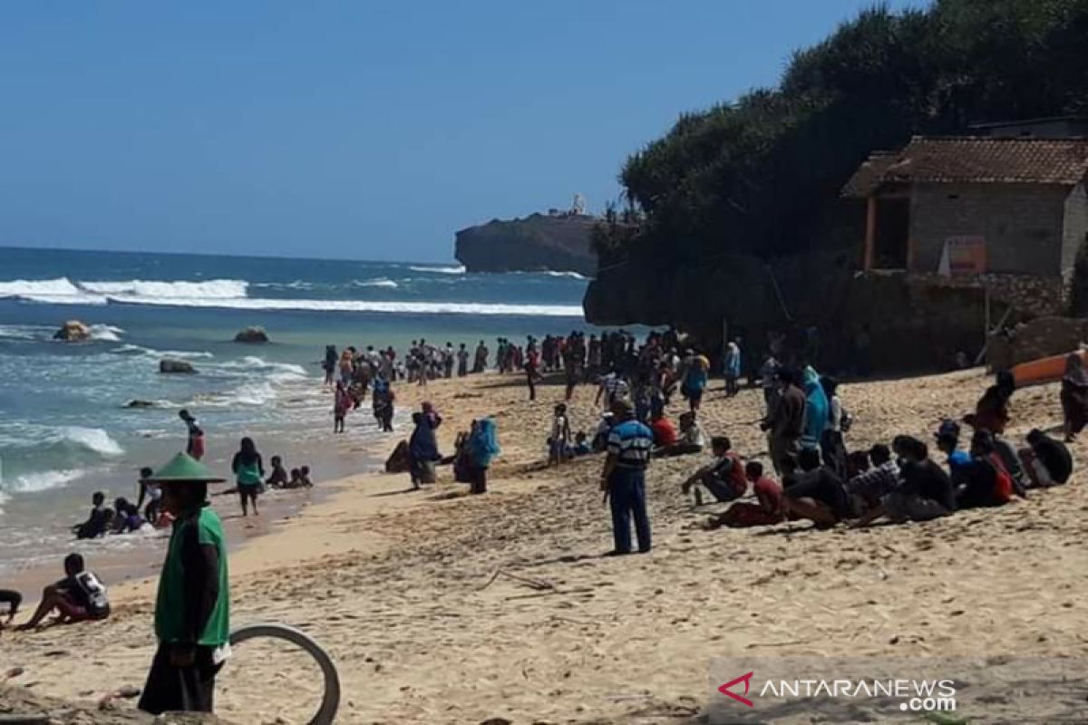 Ribuan wisatawan memadati pantai di Gunung Kidul