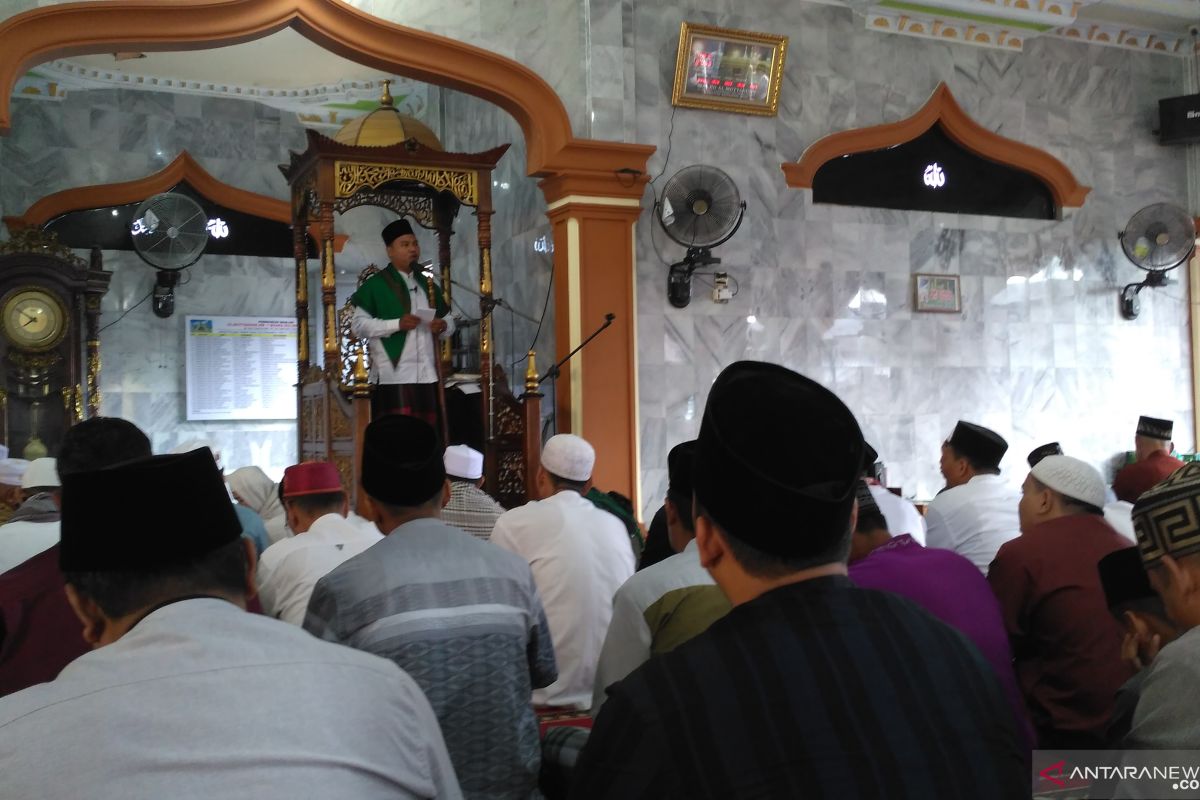 Sebagian khutbah Id di Jambi angkat tema satukan persaudaraan umat