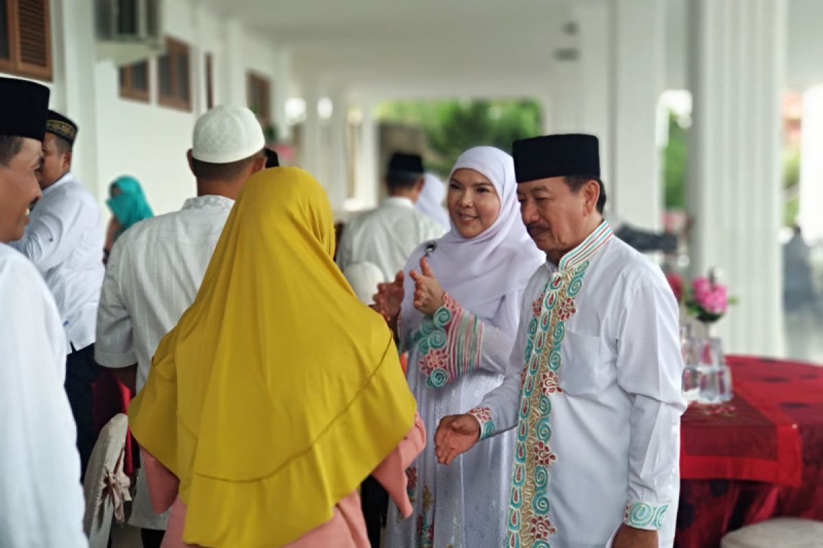 Warga Bandarlampung berbondong-bondong silaturahim ke rumah dinas