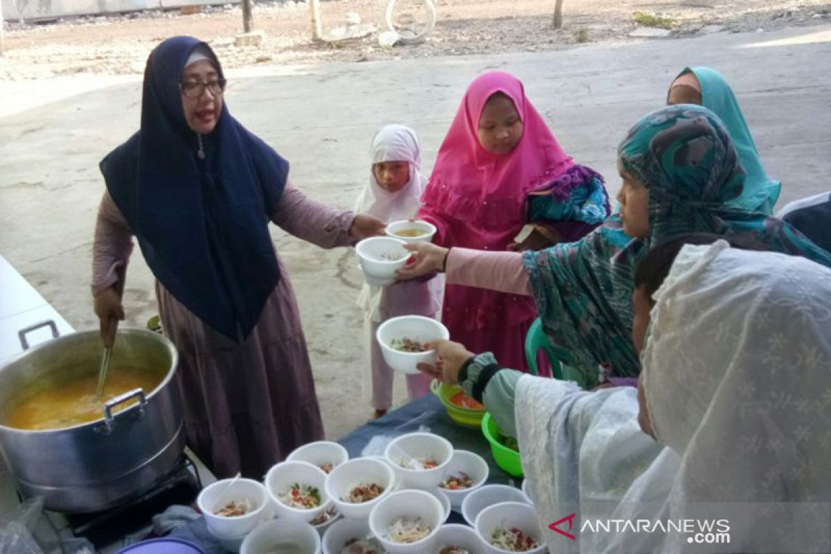 Warga Kampung Akuarium santap soto usai Shalat Id