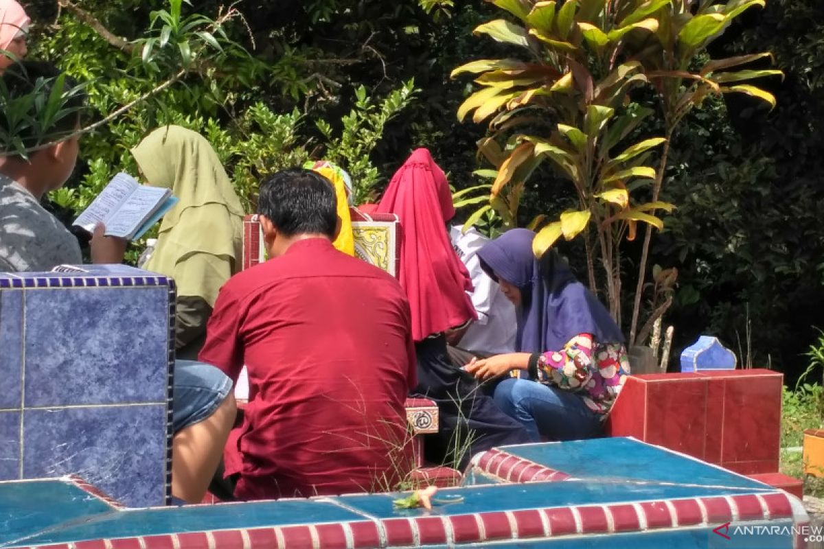 Ziarah kubur tradisi lebaran yang masih terpelihara