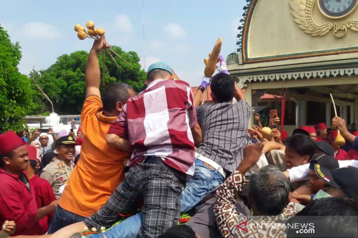 Ratusan warga saling berebut Gunungan Grebeg Syawal Keraton Yogyakarta