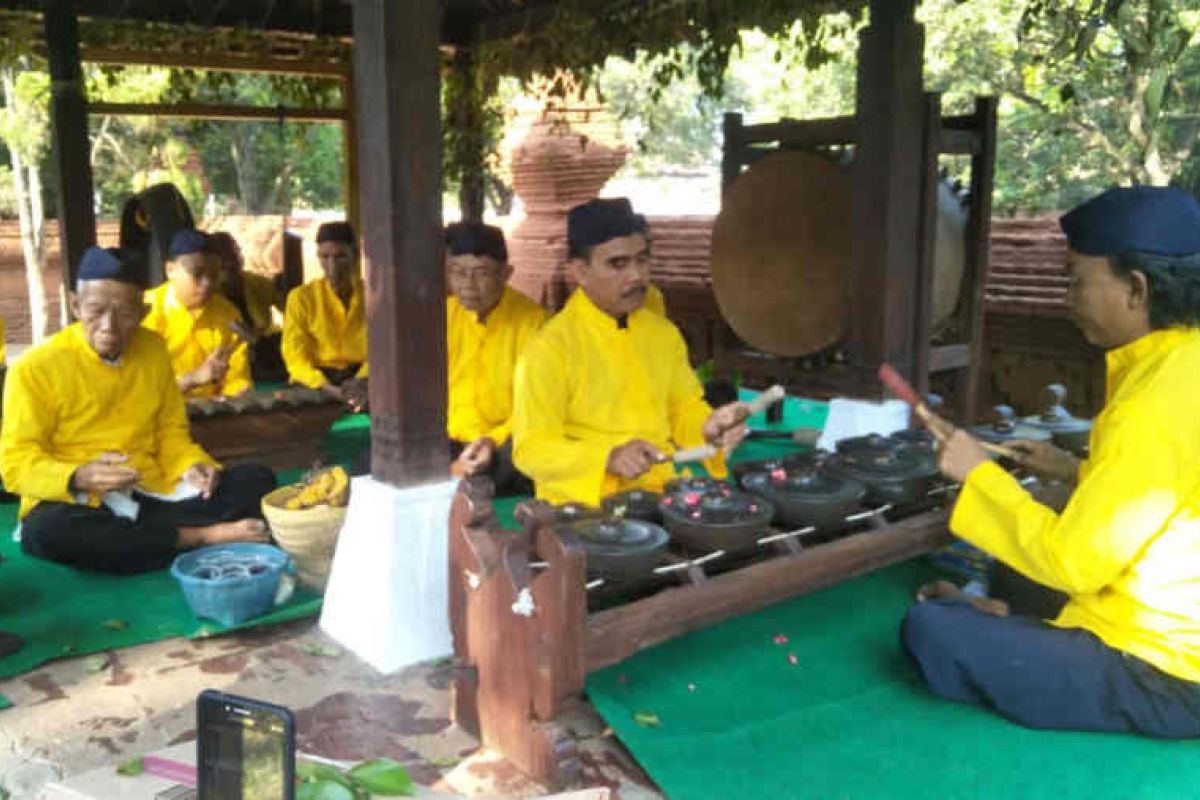 Gamelan Sunan Gunungjati ditabuh setelah shalat Idul Fitri