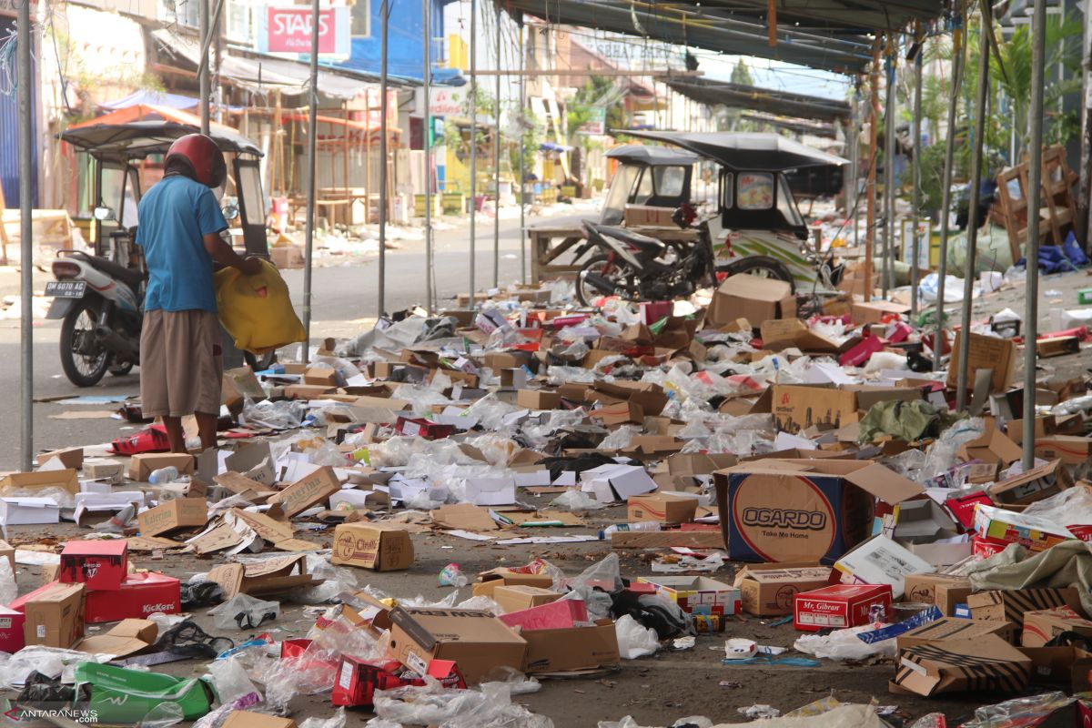 200 petugas singkirkan sampah Pasar Senggol Gorontalo saat Lebaran