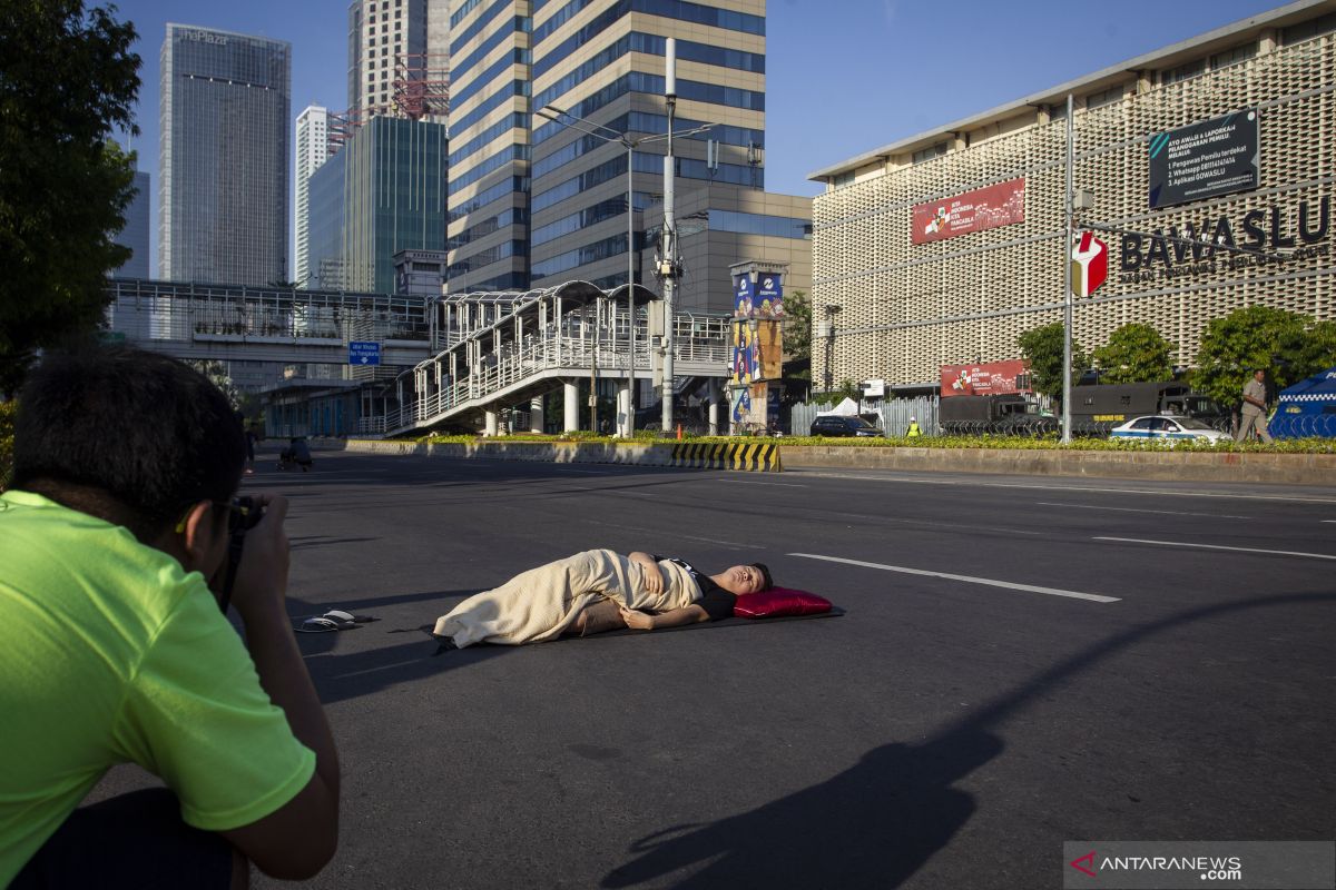 Jakarta sepi jadi momen foto di tengah jalan