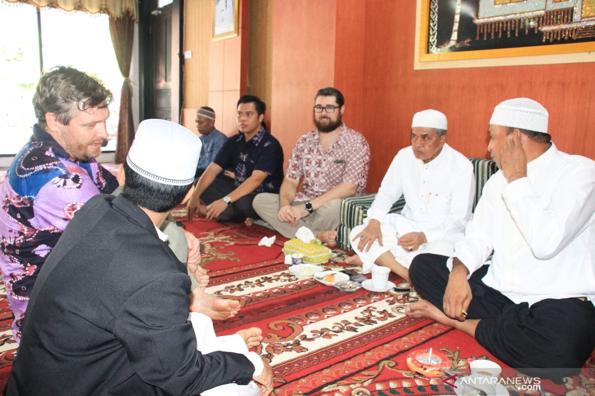 Bupati gembira silaturahmi dengan masyarakat