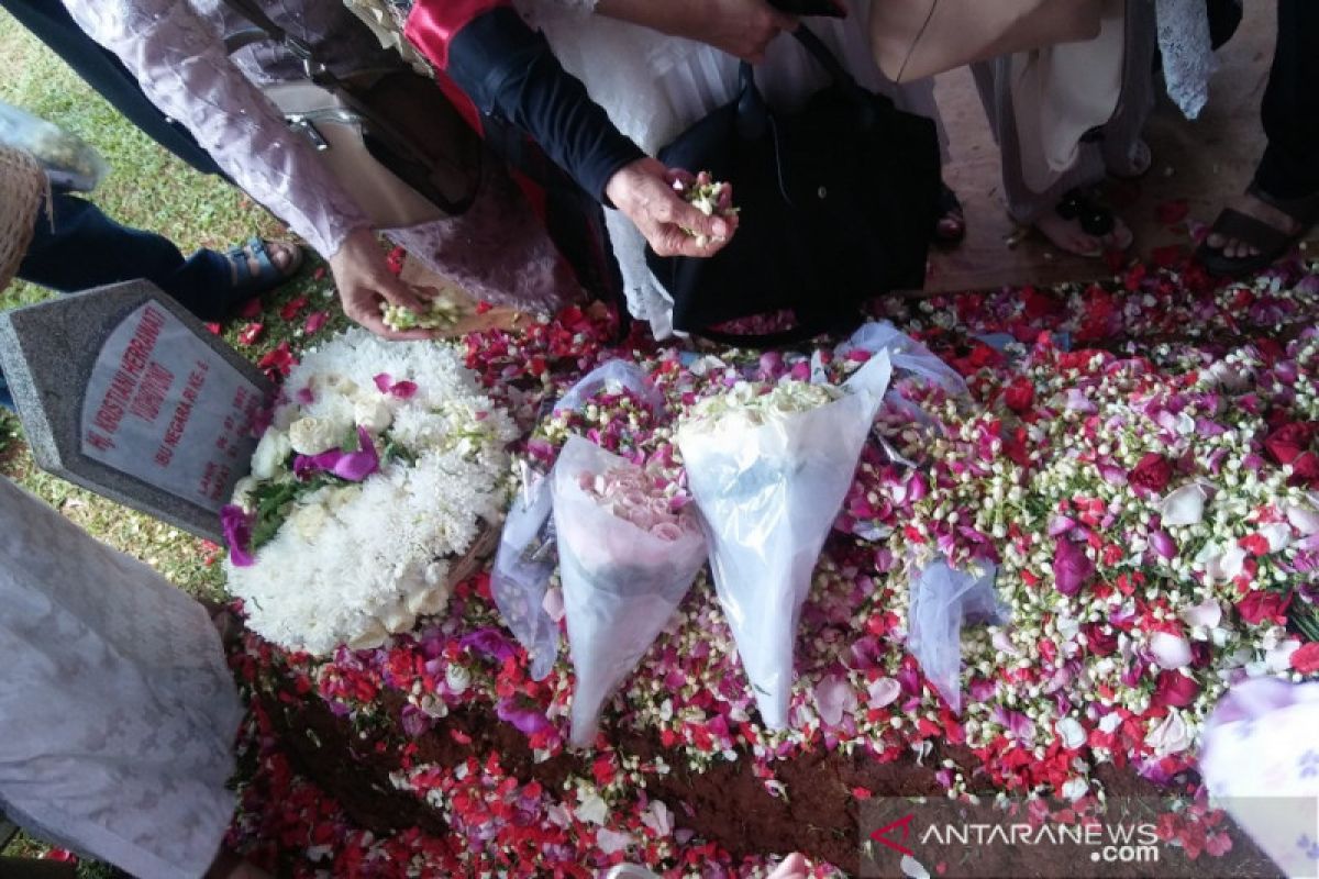 Bunga merah permintaan terakhir Ani Yudhoyono kepada SBY