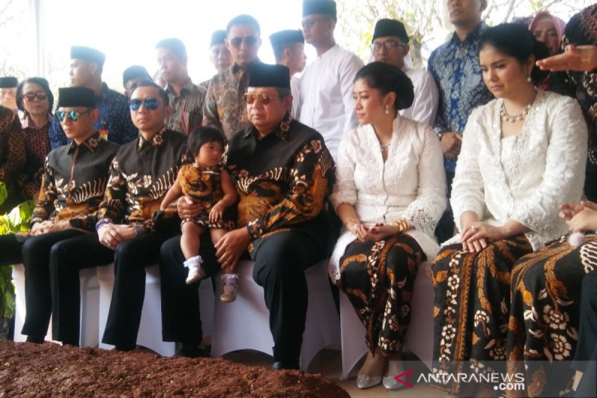 Ziarah ke makam almarhumah Ani Yudhoyono, SBY pakai batik motif burung phoenix