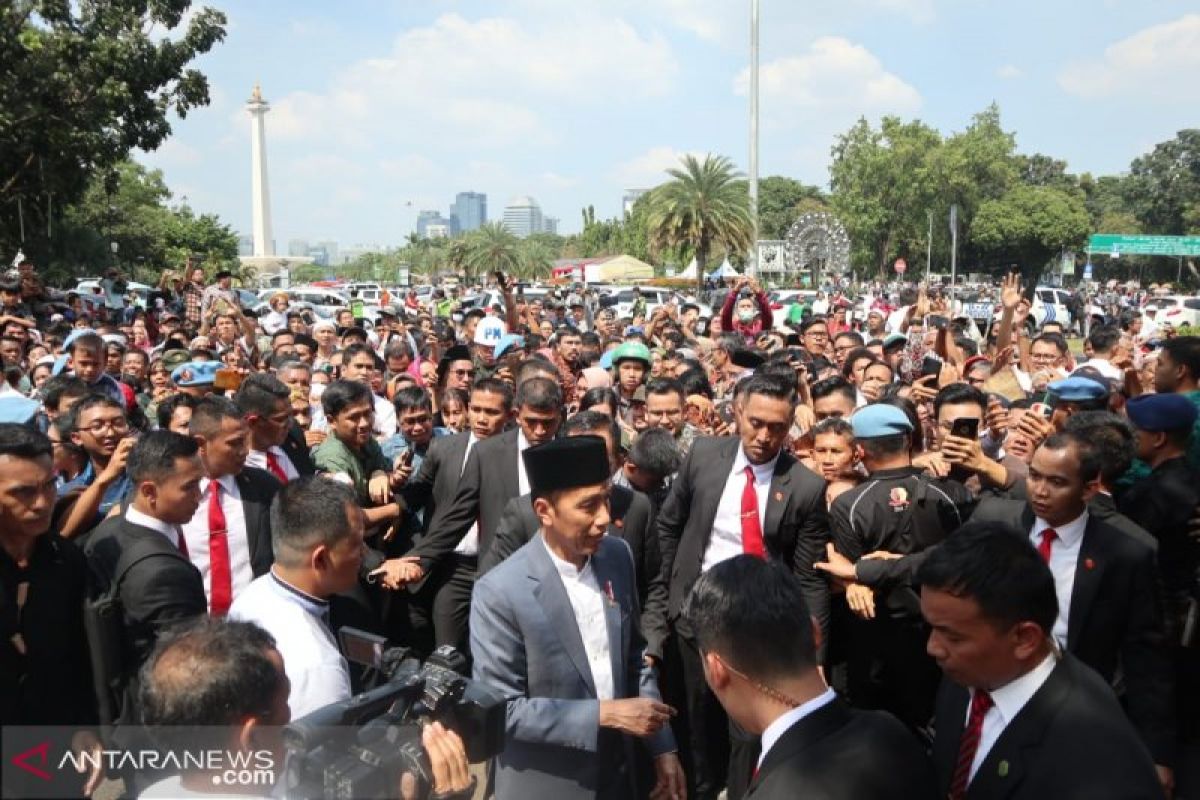 Presiden Joko Widodo hampiri ribuan warga di Monas