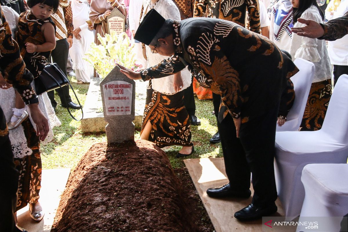 Keluarga SBY tahlilan tujuh hari Ibu Ani