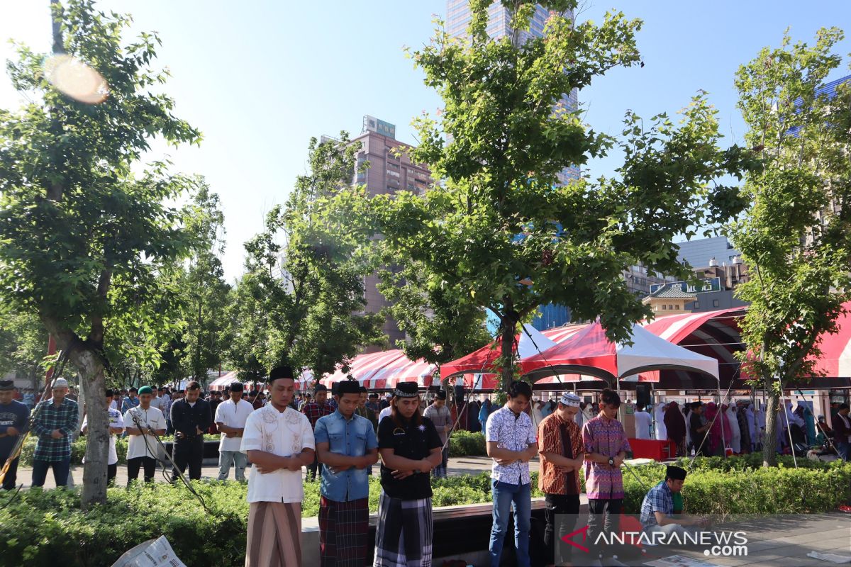 Some 50,000 Indonesian Muslims perform Eid prayers at Taipei Station