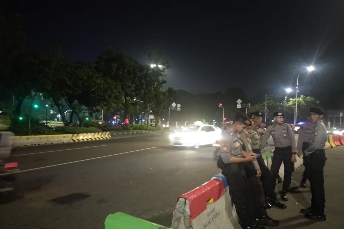 Kawasan Monas dijaga kepolisian saat malam takbiran