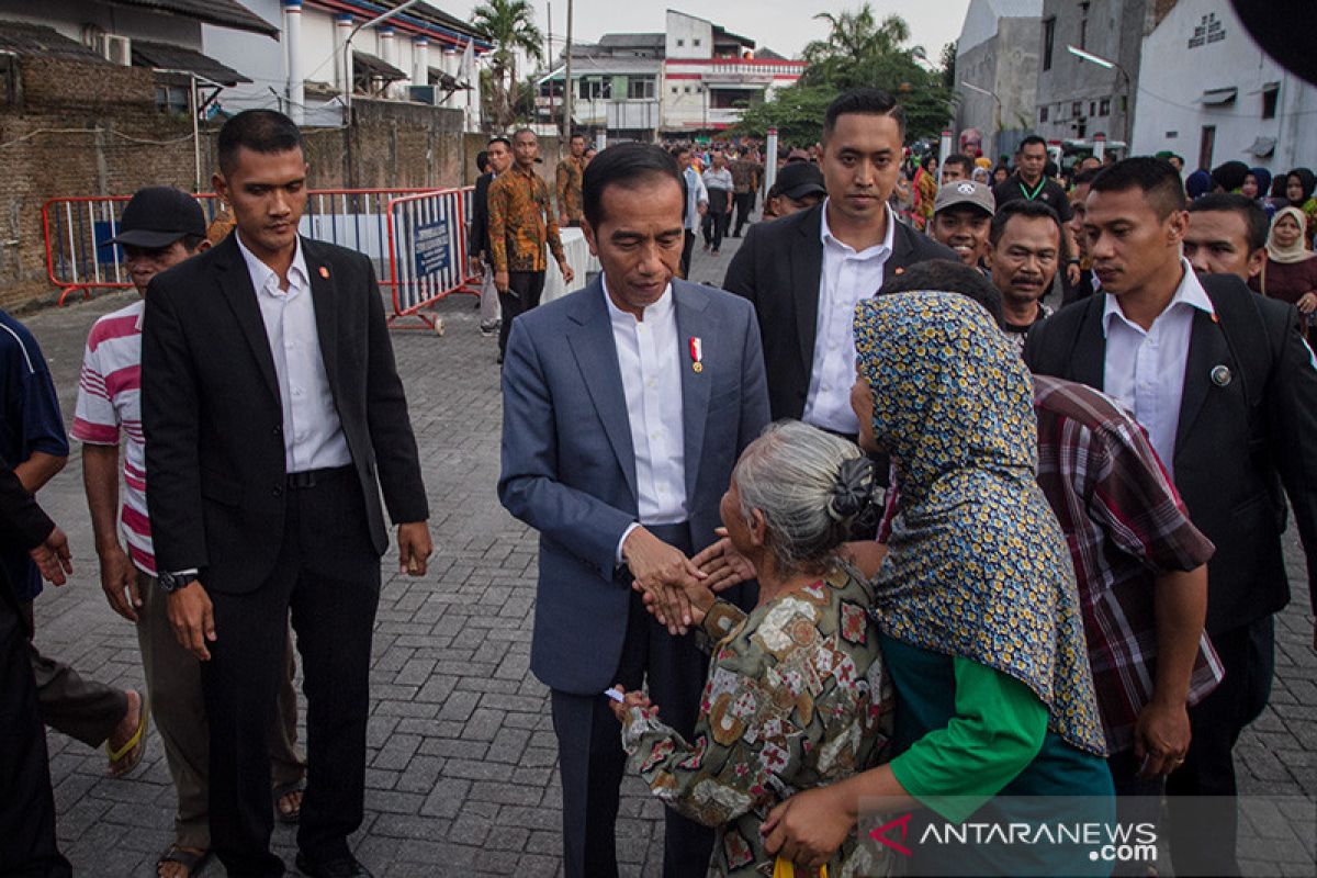 Jokowi saksikan pembagian sembako di Graha Saba, Solo
