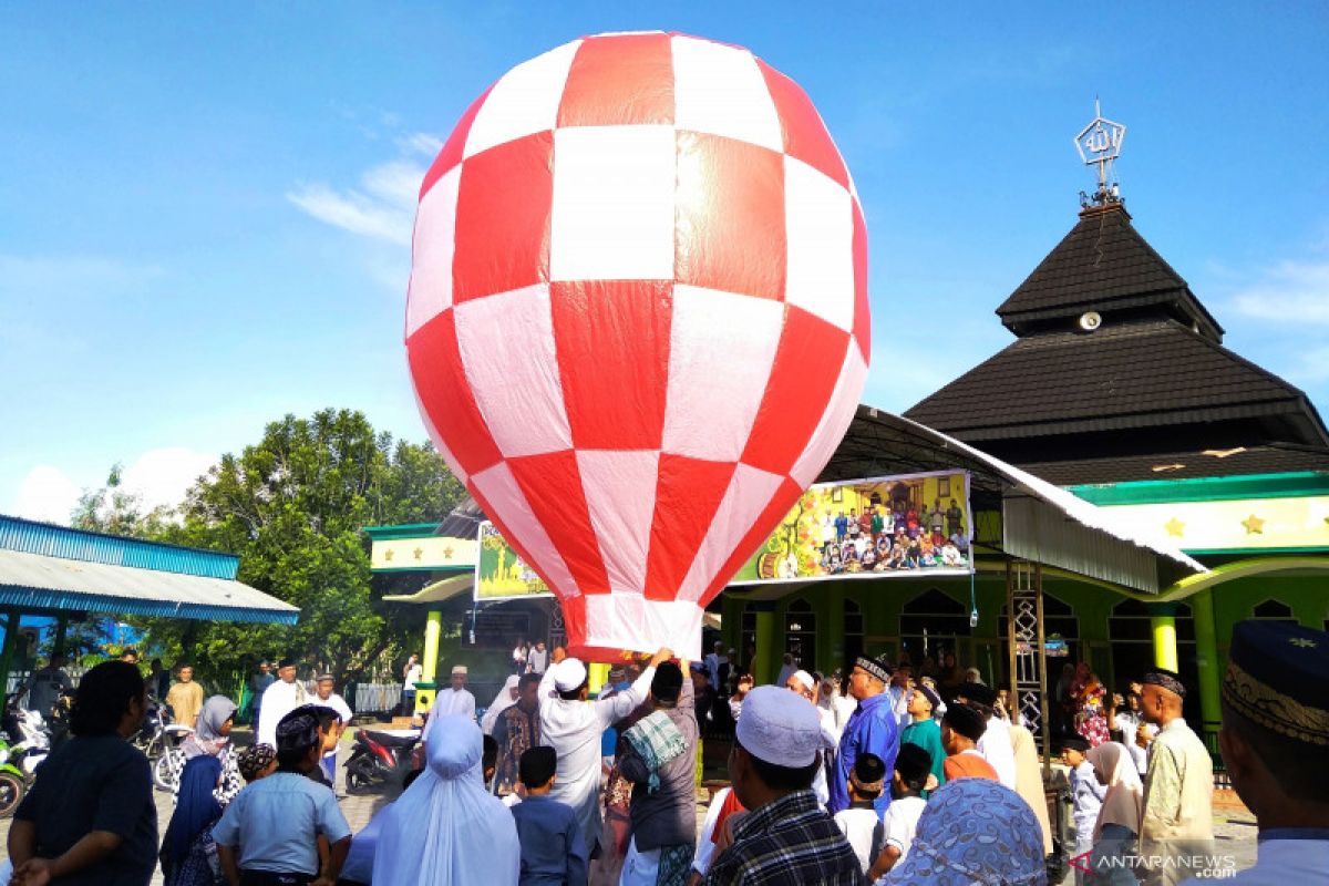 Biak's Muslims release air balloons to celebrate Eid al-Fitr