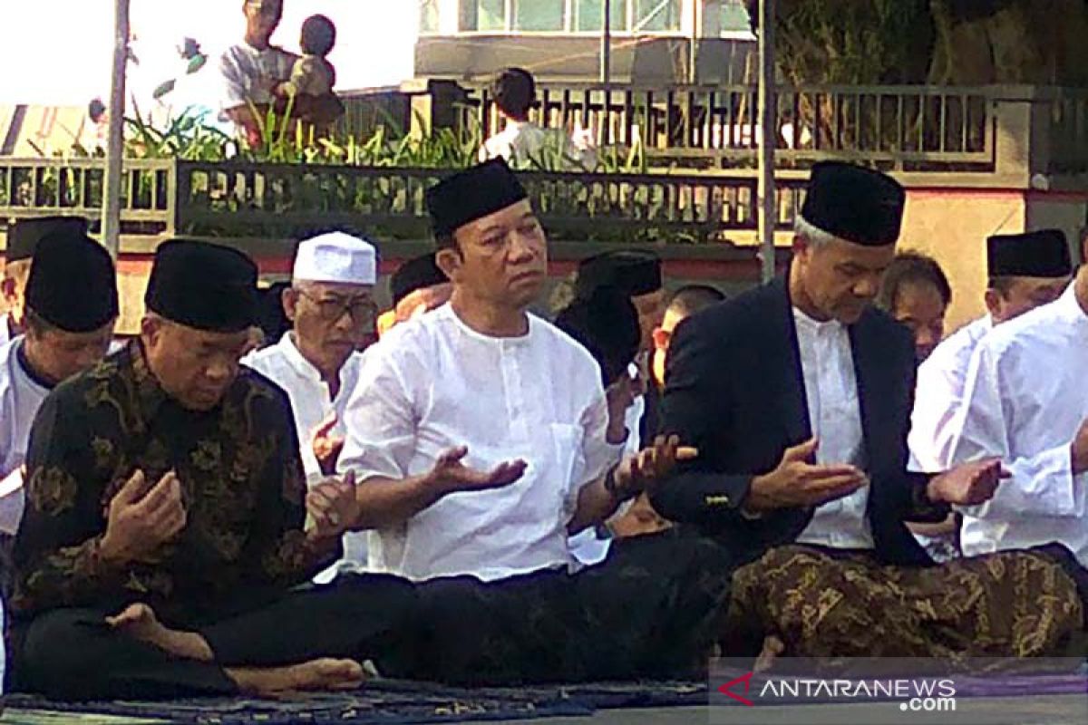 Ganjar  beserta keluarga salat Idul Fitri di Alun-Alun Purwokerto