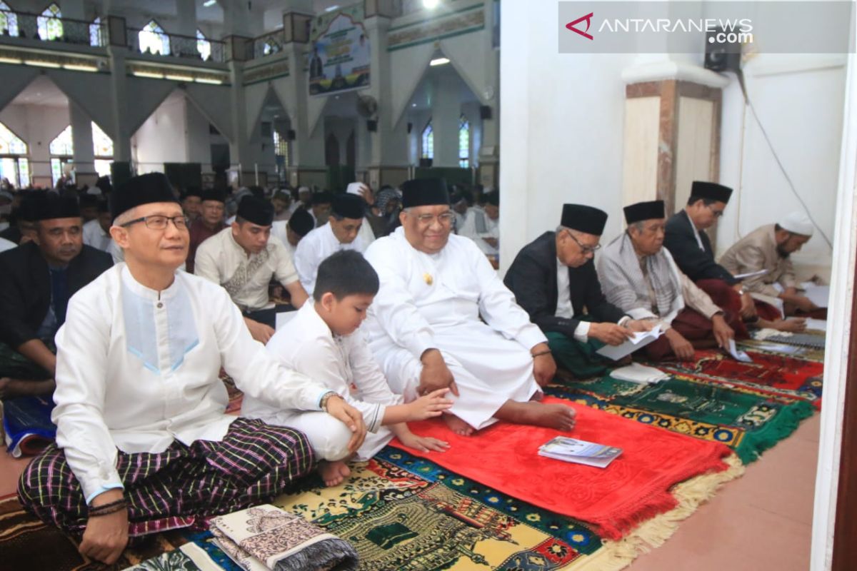 Faktor cuaca,  gubernur dan wakil gubernur shalat di masjid