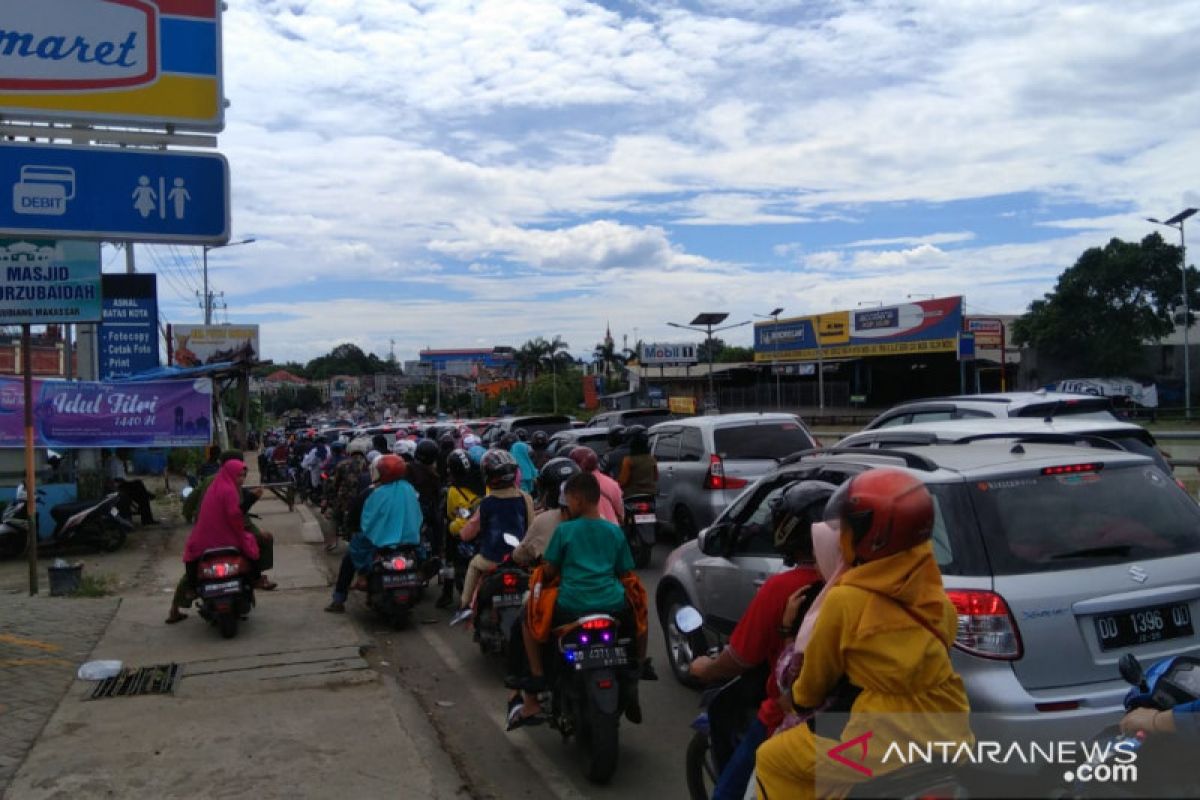 Jalan poros Makassar-Maros macet akibat aktivitas Lebaran 1440 H