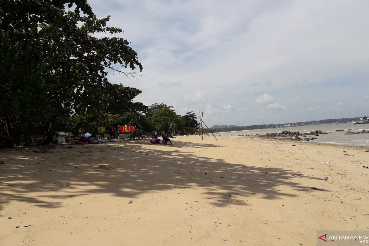 Pantai Baturakit Muntok mulai dipadati wisatawan