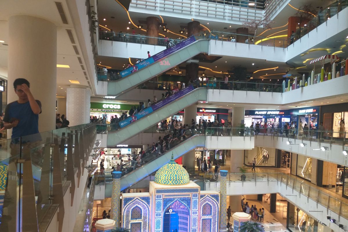 Masih banyak diskon, warga Jakarta "banjiri" mall saat libur Lebaran