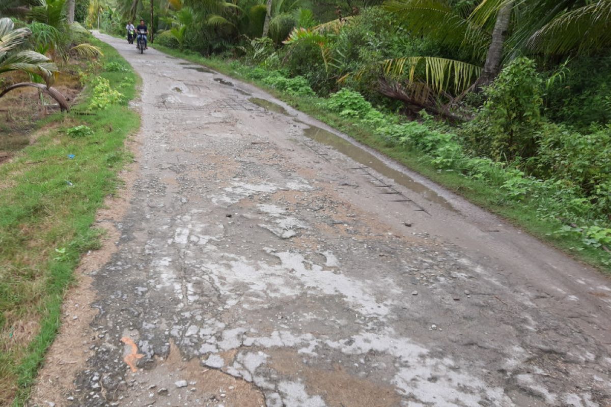 Kondisi jalan masuk kawasan wisata Batu Limau di Karimun rusak parah