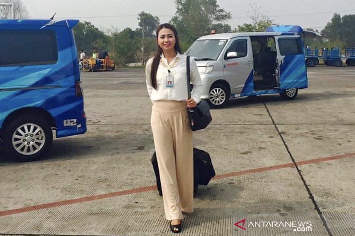 Pramugari Maskapai Garuda ini rela berpisah dengan si kembar demi tugas