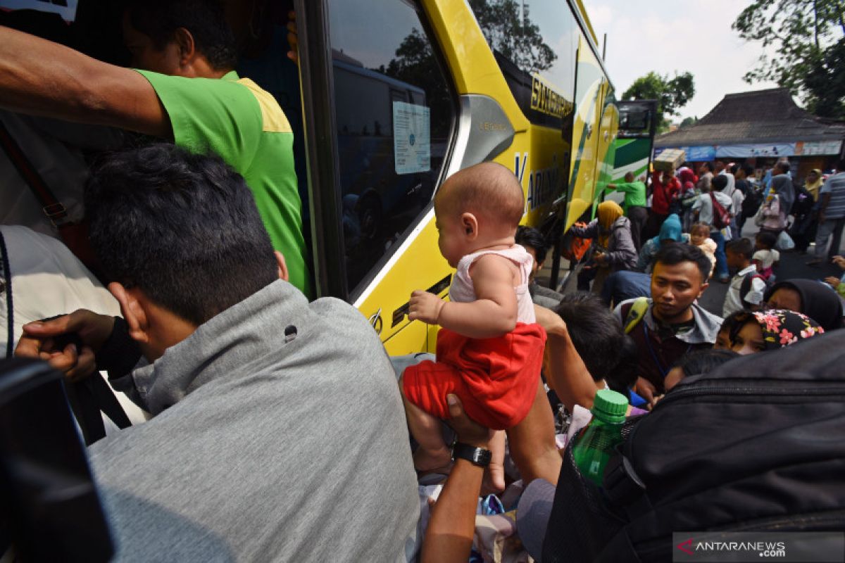 Hingga hari H lebaran, sekitar satu juta warga ke luar Jakarta