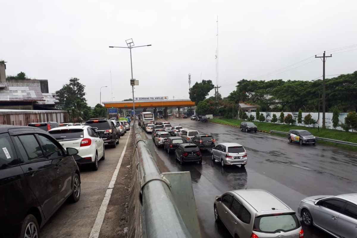 Kemacetan di pintu gerbang tol Tebing Tinggi akibat 'bottleneck'