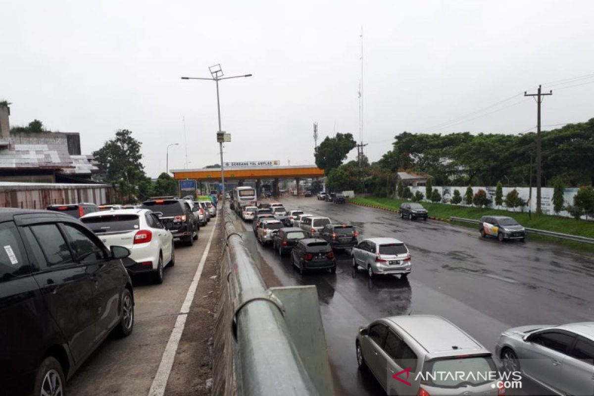 Kemacetan di gerbang tol Tebing Tinggi akibat 'bottleneck'