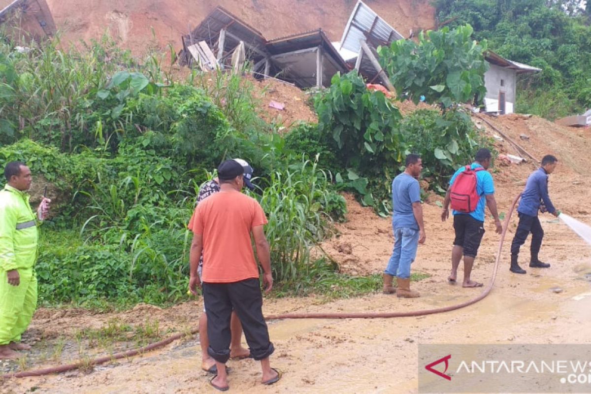 Tanah longsor lukai seorang remaja di Ambon