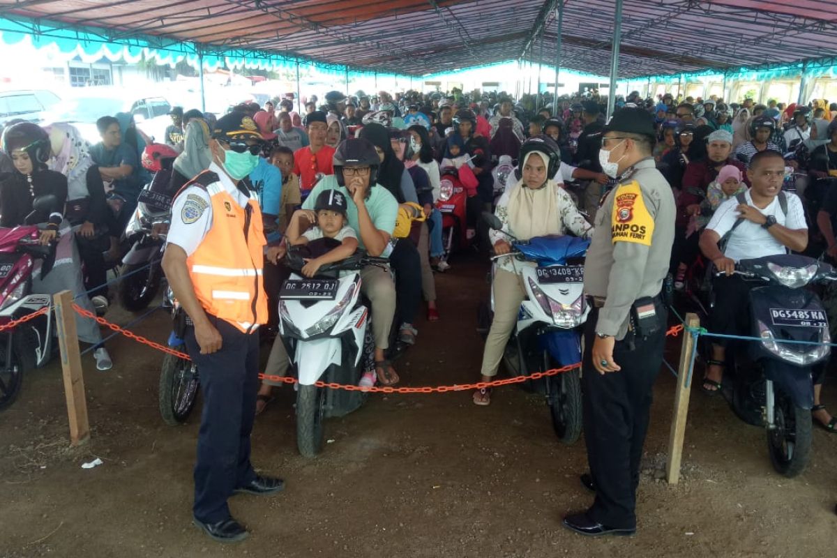 Pelabuhan feri trayek Ternate-Tidore padat penumpang