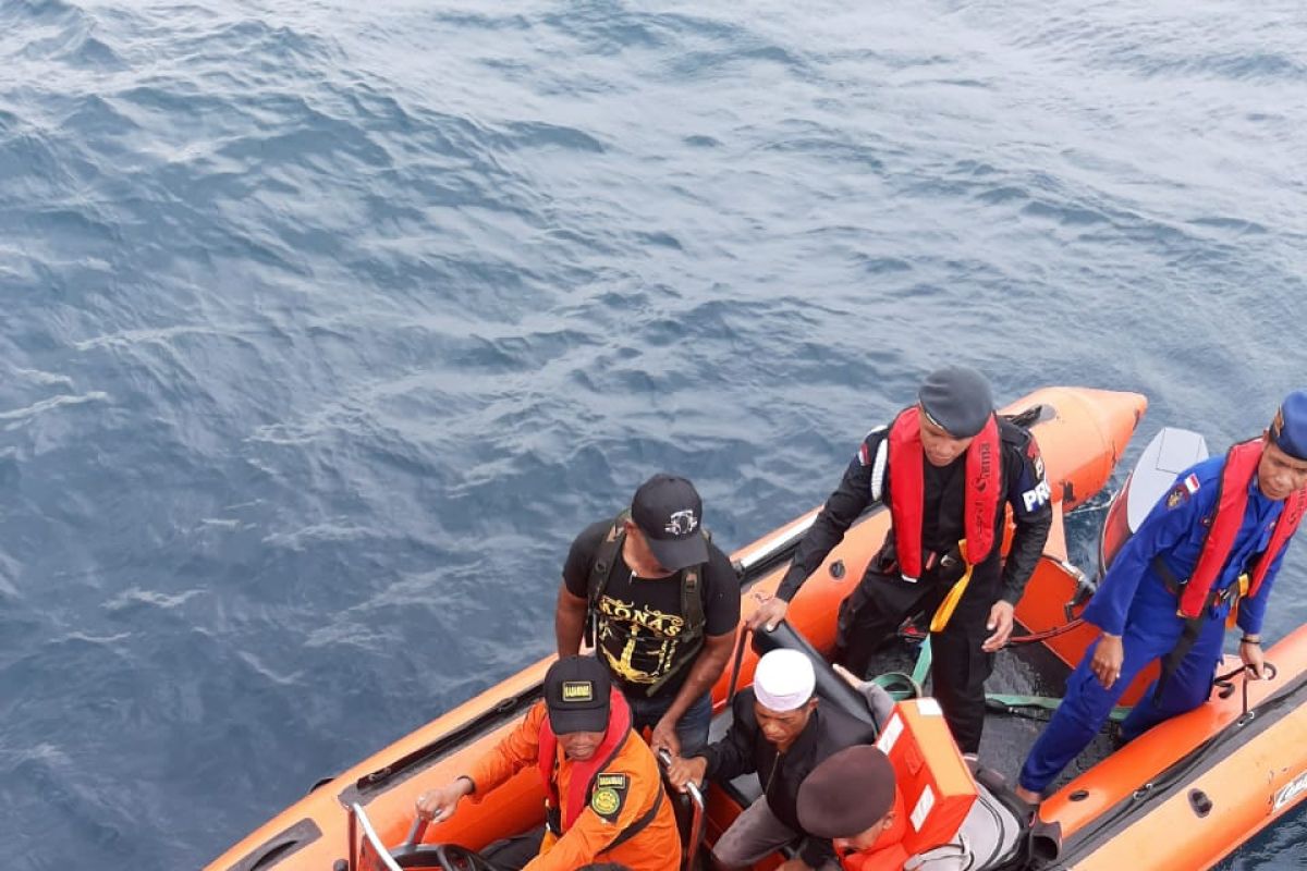 Joint SAR team rescues eight longboat passengers