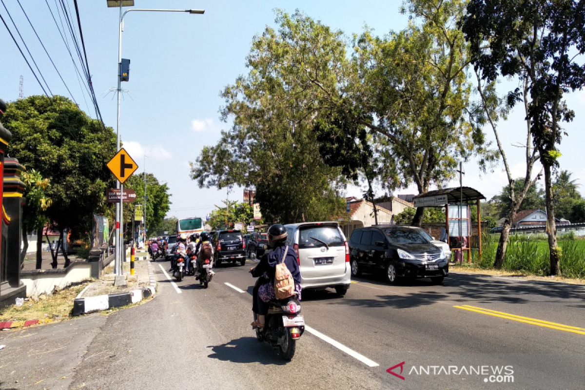 Kendaraan arus balik mulai padati ruas jalan Kulon Progo