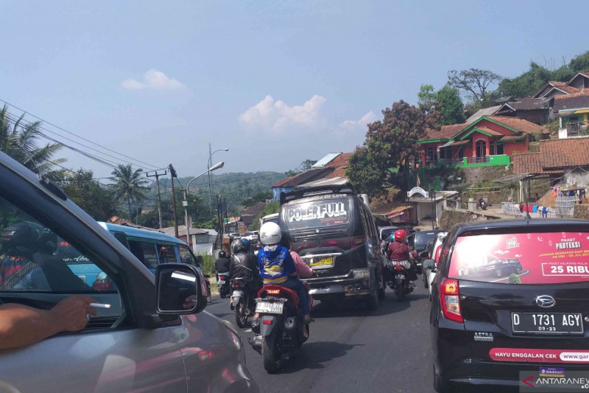 Lalu lintas arah Cileunyi menuju Nagreg Bandung macet