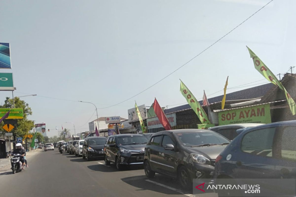 Jalur pantai di Gunung Kidul dipadati kendaraan wisatawan