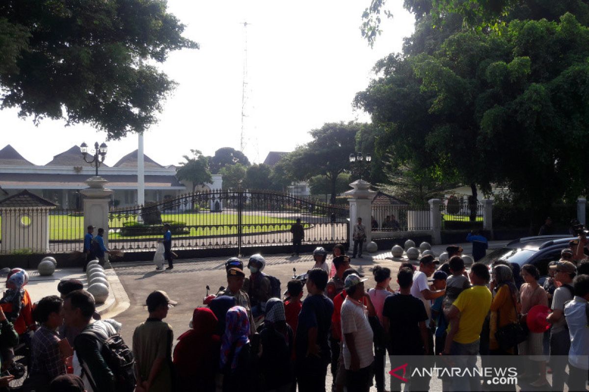 Warga Yogyakarta antusias menunggu Presiden Jokowi