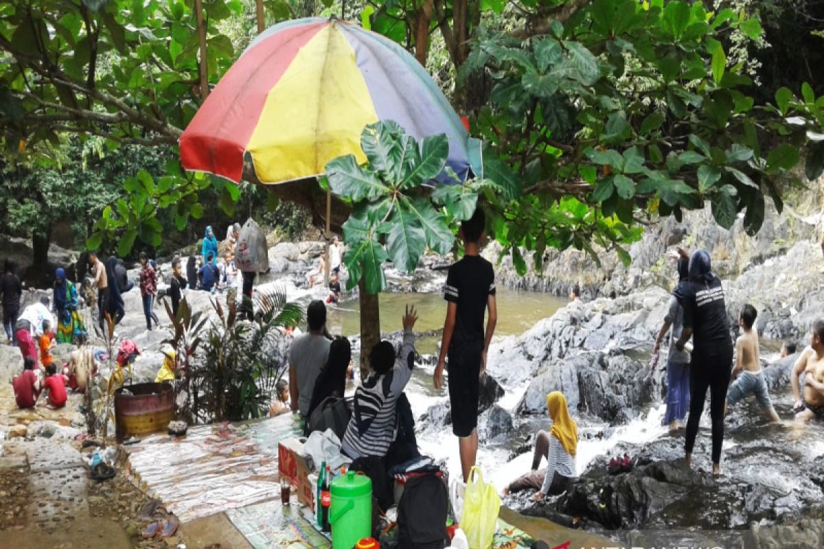 Hari kedua Lebaran Obyek Wisata Sungai Kembang ramai pengunjung
