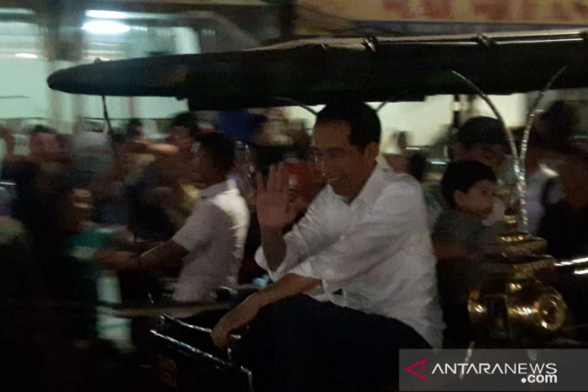 Jokowi bersama Jan Ethes-Kaesang naik andong di Malioboro
